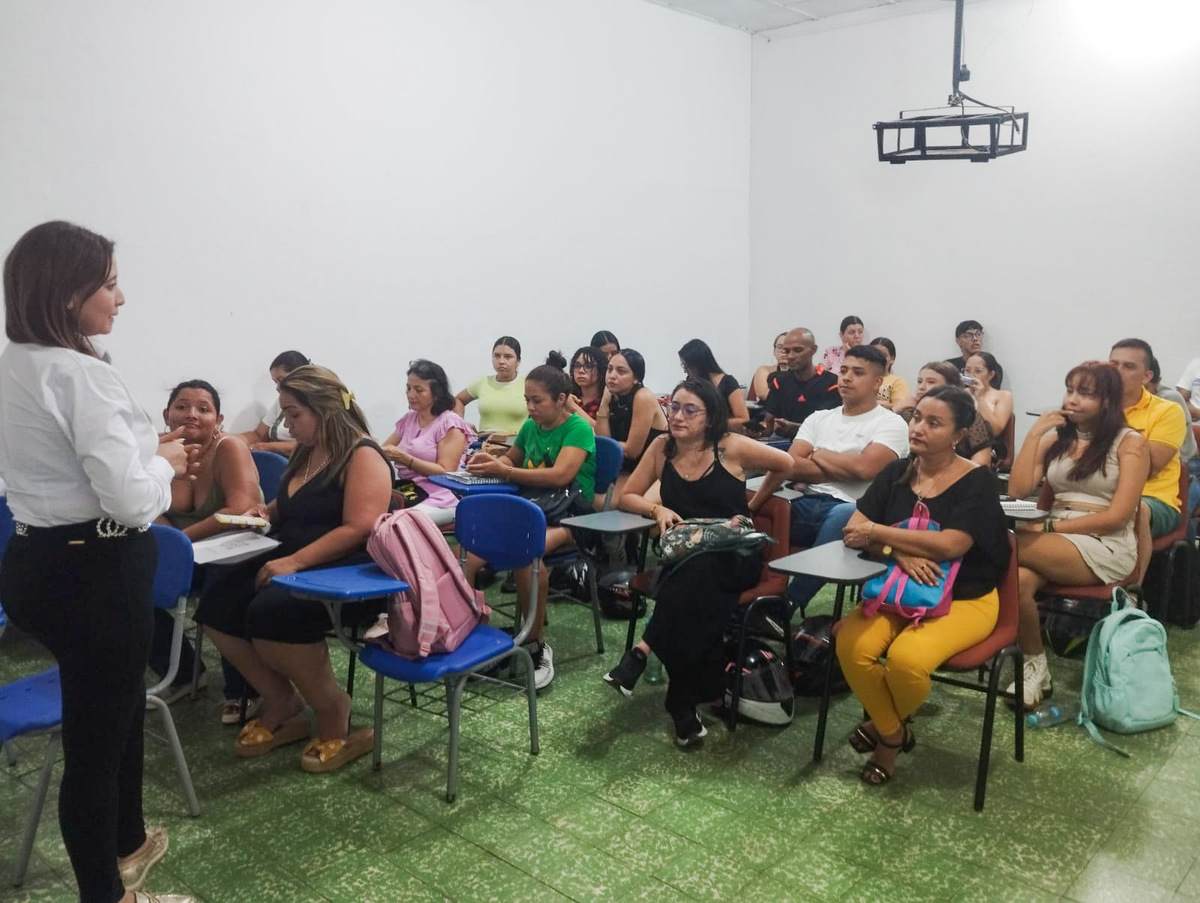 Una foto de la directora académica Lorena Judith Echávez Baquero brindando una charla al grupo de estudiantes que iniciaron clases de Admón, Turística y Hotelera con la UniPiloto, en la sede de Coreducación en Honda, Tolima.