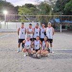 Una foto un grupo de estudiantes con uniformes deportivos UniPiloto en la cancha de voleibol en la sede de Coreducación en Honda, Tolima.