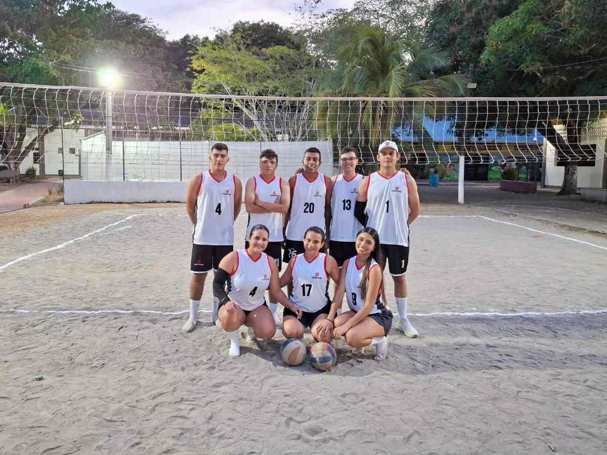 Una foto un grupo de estudiantes con uniformes deportivos UniPiloto en la cancha de voleibol en la sede de Coreducación en Honda, Tolima.