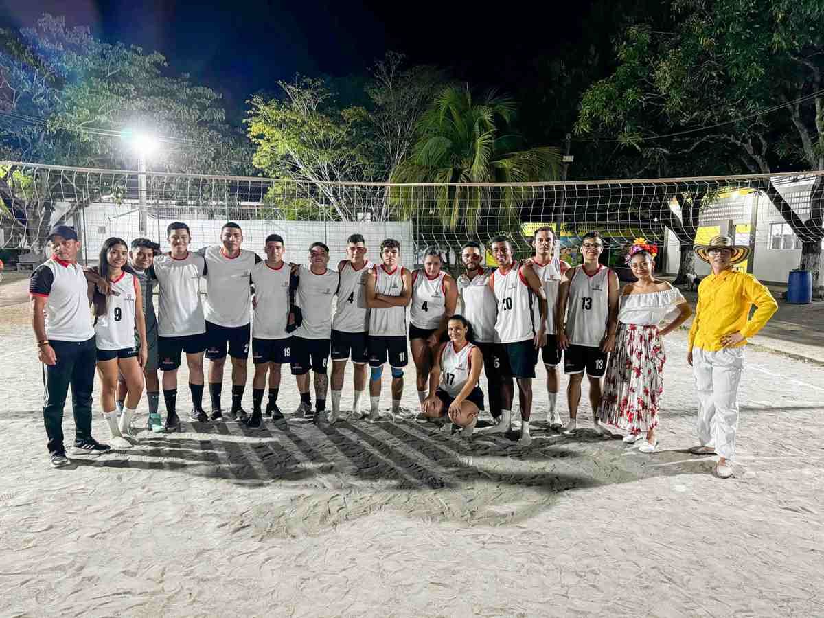 Una foto un grupo de estudiantes con uniformes deportivos UniPiloto en la cancha de voleibol en la sede de Coreducación en Honda, Tolima.