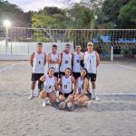 Una foto un grupo de estudiantes con uniformes deportivos UniPiloto en la cancha de voleibol en la sede de Coreducación en Honda, Tolima.