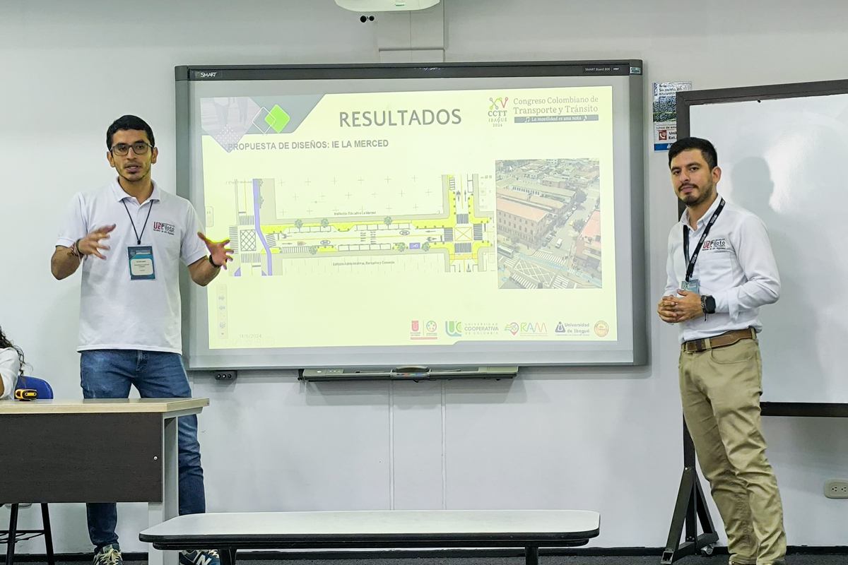 Una foto de los docentes Óscar Daniel Guifo y Cristhian David Guzman H. de la Universidad Piloto de Colombia, Seccional del Alto Magdalena, presentando una ponencia en el XV Congreso Colombiano de Transporte y Tránsito llevado a cabo de Ibagué, Tolima.