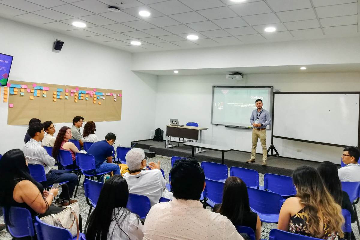 Una foto del docente Cristhian David Guzman H. de la Universidad Piloto de Colombia, Seccional del Alto Magdalena, presentando una ponencia en el XV Congreso Colombiano de Transporte y Tránsito llevado a cabo de Ibagué, Tolima.