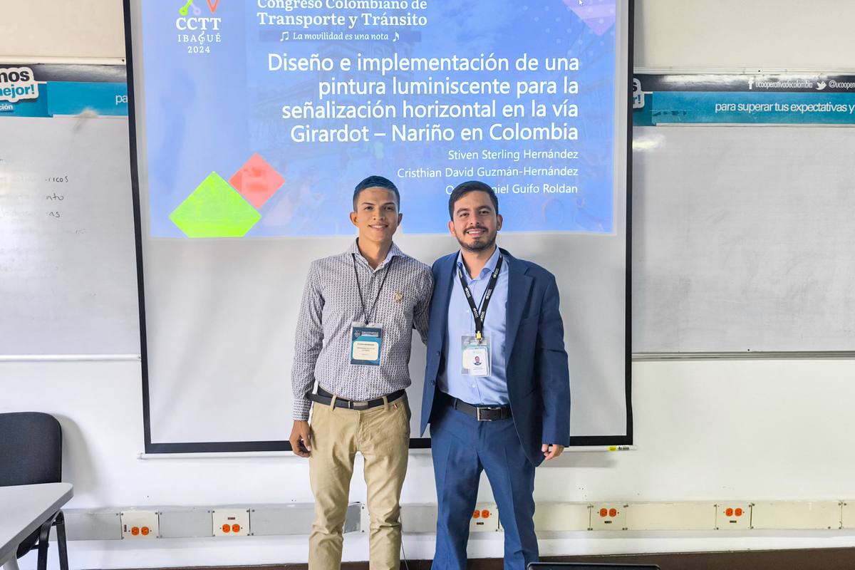 Una foto de Stiven Sterling Hernández y Cristhian David Guzman H. de la Universidad Piloto de Colombia, Seccional del Alto Magdalena, en el XV Congreso Colombiano de Transporte y Tránsito llevado a cabo de Ibagué, Tolima.