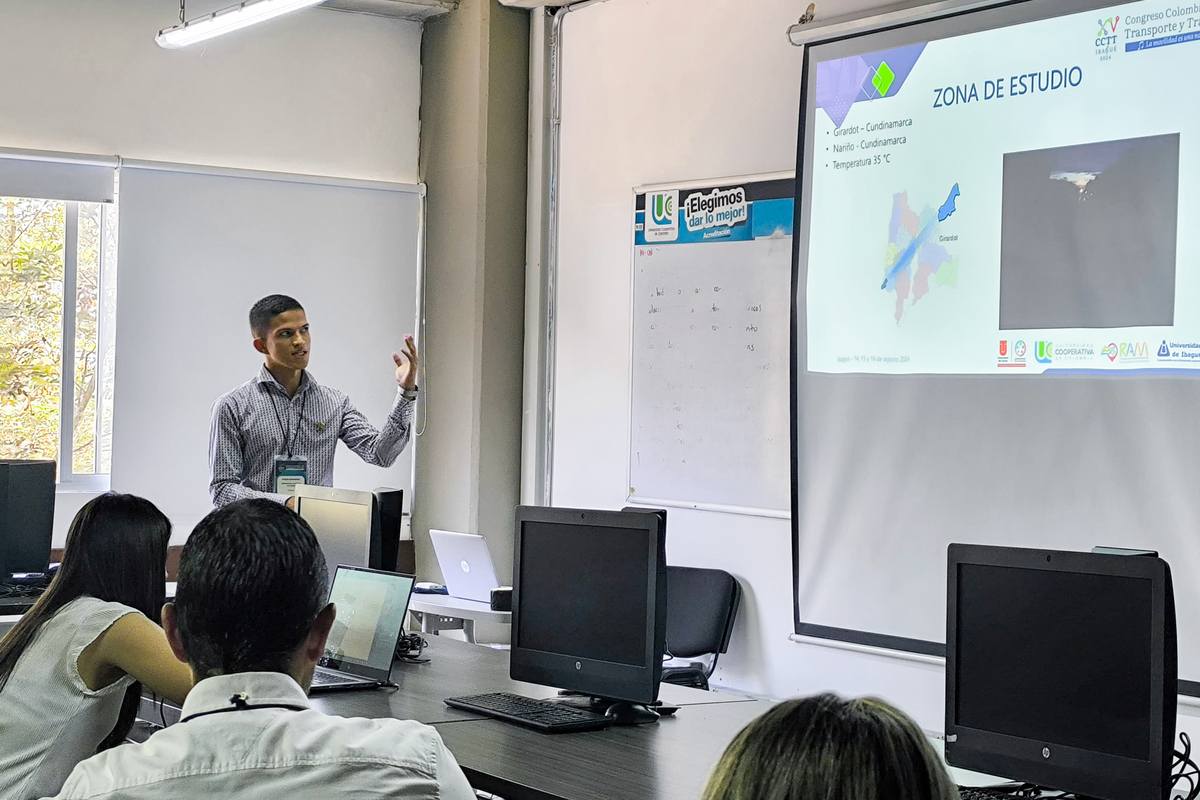 Una foto de Stiven Sterling Hernández de la Universidad Piloto de Colombia, Seccional del Alto Magdalena, en el XV Congreso Colombiano de Transporte y Tránsito llevado a cabo de Ibagué, Tolima.