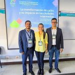 Una foto Dany Julieth Segura Montoya junto a dos docentes de la Universidad Piloto de Colombia, Seccional del Alto Magdalena, presentando una ponencia en el XV Congreso Colombiano de Transporte y Tránsito llevado a cabo de Ibagué, Tolima.