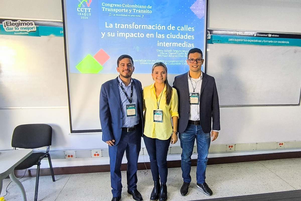 Una foto Dany Julieth Segura Montoya junto a dos docentes de la Universidad Piloto de Colombia, Seccional del Alto Magdalena, presentando una ponencia en el XV Congreso Colombiano de Transporte y Tránsito llevado a cabo de Ibagué, Tolima.