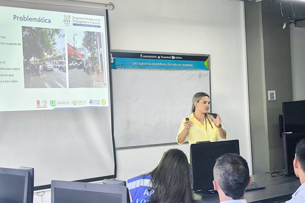 Una foto Dany Julieth Segura Montoya de la Universidad Piloto de Colombia, Seccional del Alto Magdalena, presentando una ponencia en el XV Congreso Colombiano de Transporte y Tránsito llevado a cabo de Ibagué, Tolima.