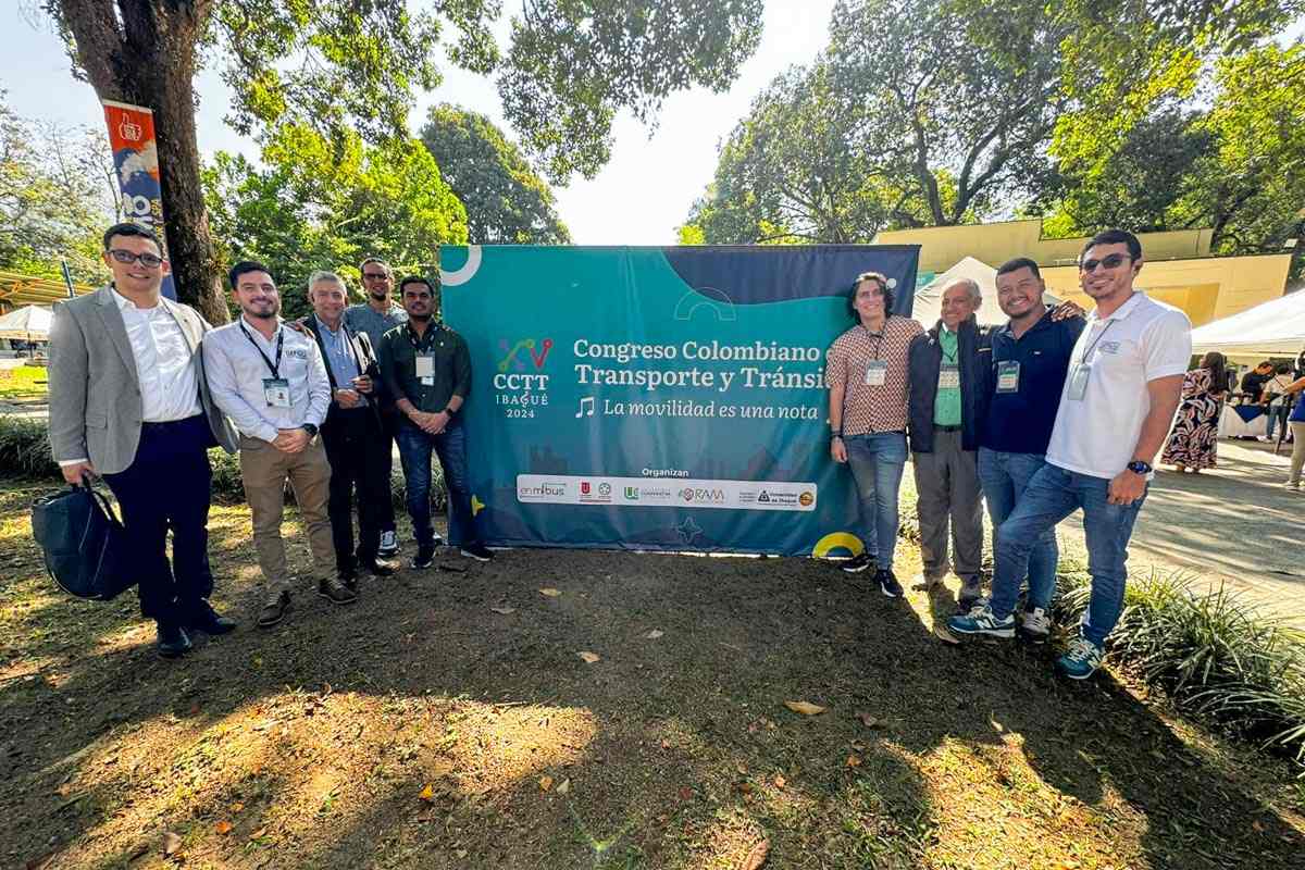 Una foto grupal con los representantes de la Universidad Piloto de Colombia, Seccional del Alto Magdalena, en el XV Congreso Colombiano de Transporte y Tránsito llevado a cabo de Ibagué, Tolima.