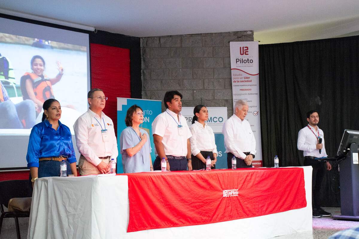 La mesa directiva durante la ceremonia de inicio de la 2ª Feria de Construcción de Obras Comunitarias llevada a cabo en la UniPiloto, en Girardot.