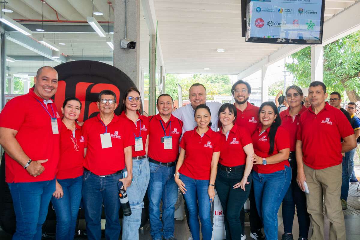 El equipo de trabajo de la UniPiloto en la 2ª Feria de Construcción de Obras Comunitarias llevada a cabo en Girardot.