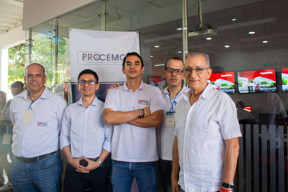 El equipo de trabajo de la UniPiloto en la 2ª Feria de Construcción de Obras Comunitarias llevada a cabo en Girardot.