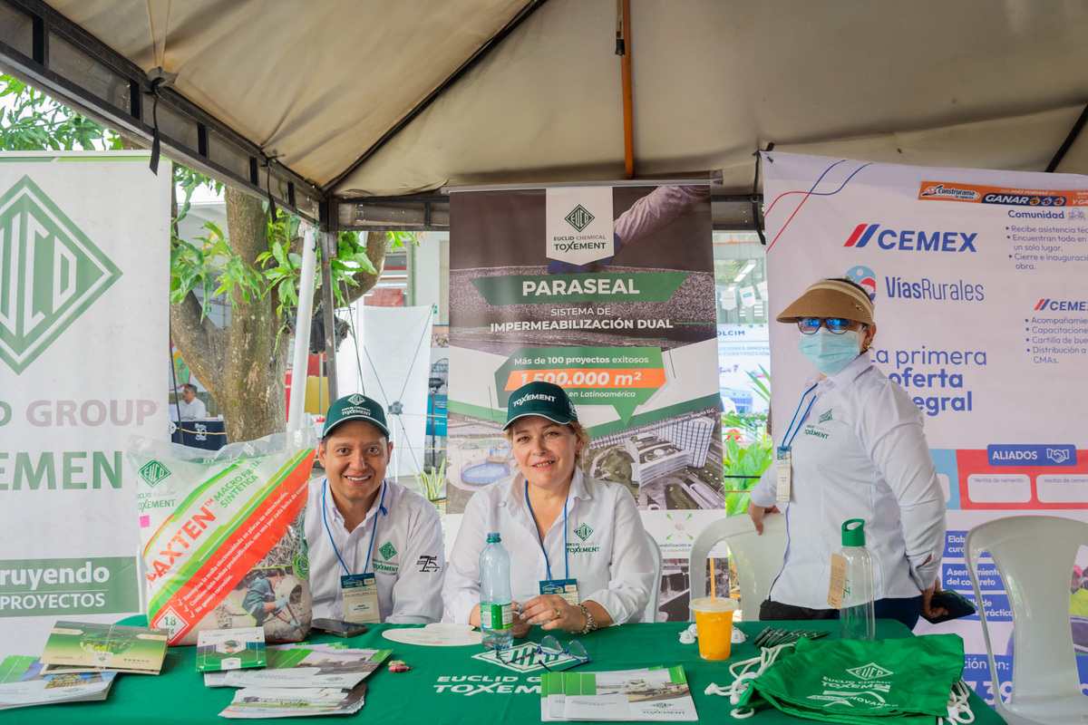 Participantes la zona de stands de la 2ª Feria de Construcción de Obras Comunitarias llevada a cabo en la UniPiloto, en Girardot.