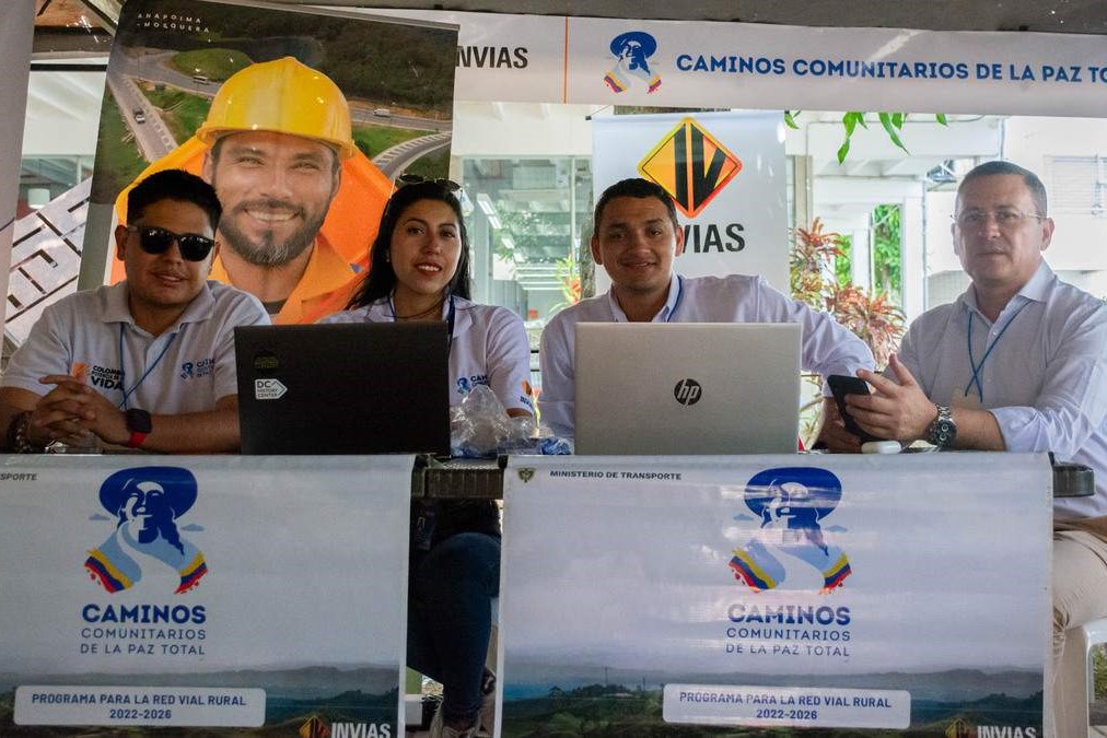 Participantes la zona de stands de la 2ª Feria de Construcción de Obras Comunitarias llevada a cabo en la UniPiloto, en Girardot.