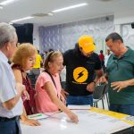 Una fotografía con los asistentes a la Asamblea Popular por la Democracia Energética y la Paz llevada a cabo en la Universidad Piloto de Colombia, en Girardot. Se observan todo en una mesa de trabajo, dialogando.