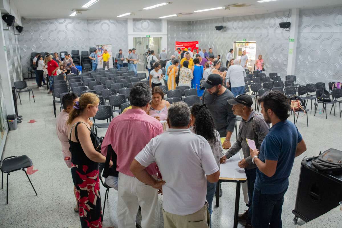 Una fotografía con los asistentes a la Asamblea Popular por la Democracia Energética y la Paz llevada a cabo en la Universidad Piloto de Colombia, en Girardot. Se observan todo en una mesa de trabajo, dialogando.