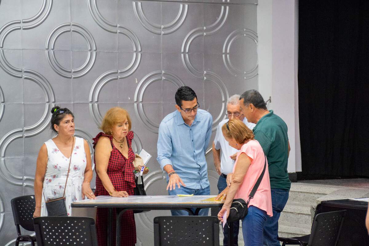 Una fotografía con los asistentes a la Asamblea Popular por la Democracia Energética y la Paz llevada a cabo en la Universidad Piloto de Colombia, en Girardot. Se observan todo en una mesa de trabajo, dialogando.