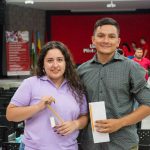 Una foto que muestra a 2 estudiantes asistentes al evento, posando con sus kits del lápiz en las manos. Durante la Ceremonia del Lápiz, en el Auditorio Principal de la Universidad Piloto de Colombia, Seccional del Alto Magdalena, en Girardot.