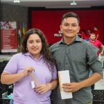 Una foto que muestra a 2 estudiantes asistentes al evento, posando con sus kits del lápiz en las manos. Durante la Ceremonia del Lápiz, en el Auditorio Principal de la Universidad Piloto de Colombia, Seccional del Alto Magdalena, en Girardot.