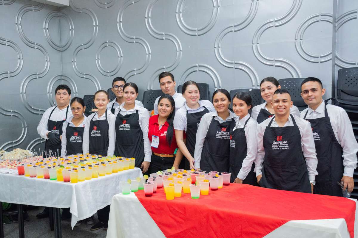 Una foto con los estudiantes de Administración Turística y Hotelera, quienes organizaron el refrigerio de la Cumbre de Líderes Juveniles, en el auditorio de la Universidad Piloto de Colombia, Seccional del Alto Magdalena.