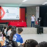 Una foto con el conferencista Carlos Alberto Malagón S. brindando una charla. Durante la Cumbre de Líderes Juveniles, en el auditorio de la Universidad Piloto de Colombia, Seccional del Alto Magdalena.