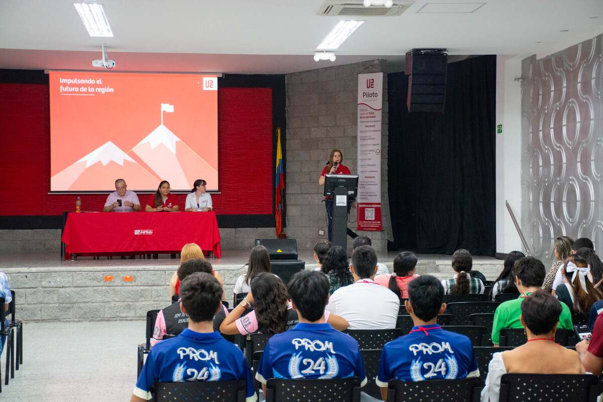 Una foto que con la mesa directiva de la Cumbre de Líderes Juveniles, en el estrado se ve la directora académica Lorena Judith Échavez, en la mesa se ve el Secretario de Educación del municipio de Girardot, la directora Leidy Paola Cruz B. y la docente Claudia Varón. Durante la Cumbre de Líderes Juveniles, en el auditorio de la Universidad Piloto de Colombia, Seccional del Alto Magdalena.