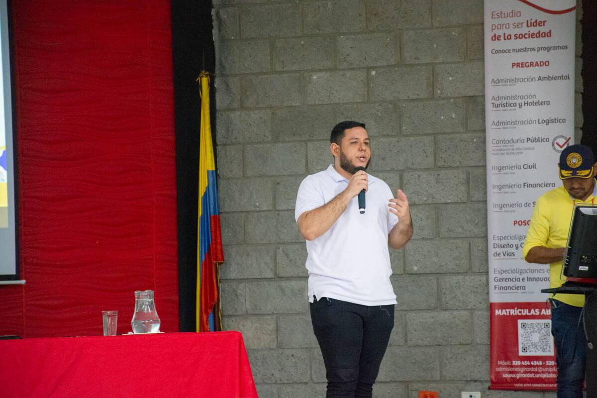 Una foto con el conferencista Camilo Andrés Gamboa Sánchez, brindando su charla. Durante la Cumbre de Líderes Juveniles, en el auditorio de la Universidad Piloto de Colombia, Seccional del Alto Magdalena.