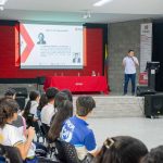 Una foto con el conferencista Carlos Alberto Malagón S. brindando una charla. Durante la Cumbre de Líderes Juveniles, en el auditorio de la Universidad Piloto de Colombia, Seccional del Alto Magdalena.