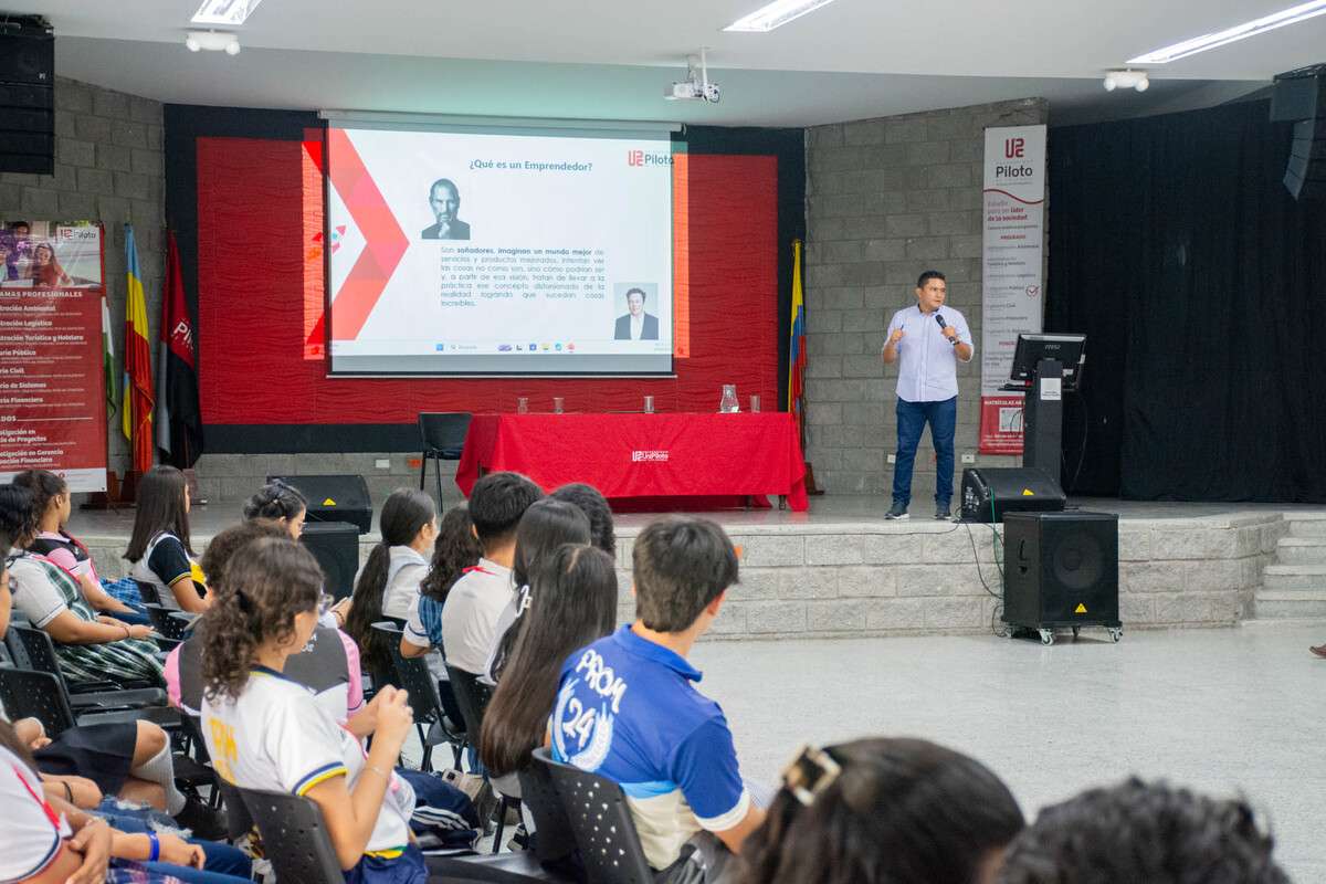 Una foto con el conferencista Carlos Alberto Malagón S. brindando una charla. Durante la Cumbre de Líderes Juveniles, en el auditorio de la Universidad Piloto de Colombia, Seccional del Alto Magdalena.