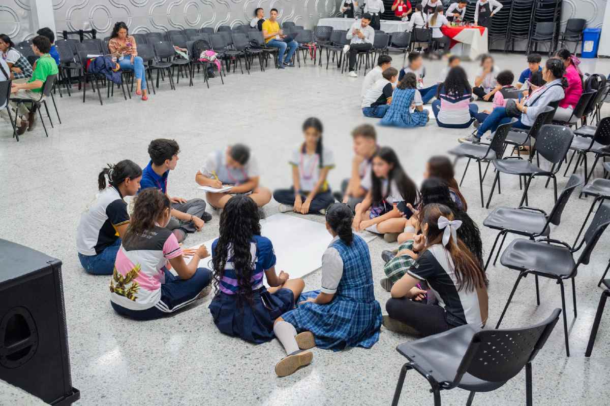 Una foto con los estudiantes en grupos dialogando durante la fase de taller de propuestas. Durante la Cumbre de Líderes Juveniles, en el auditorio de la Universidad Piloto de Colombia, Seccional del Alto Magdalena.