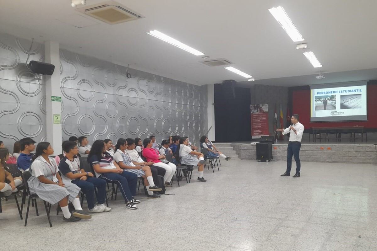 Una foto con el conferencista Andrés Zambrano brindando una charla. Durante la Cumbre de Líderes Juveniles, en el auditorio de la Universidad Piloto de Colombia, Seccional del Alto Magdalena.