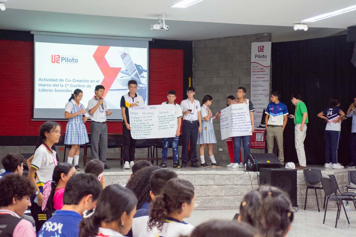 Una foto con los estudiantes sustentando sus propuestas frente al público. Durante la Cumbre de Líderes Juveniles, en el auditorio de la Universidad Piloto de Colombia, Seccional del Alto Magdalena.