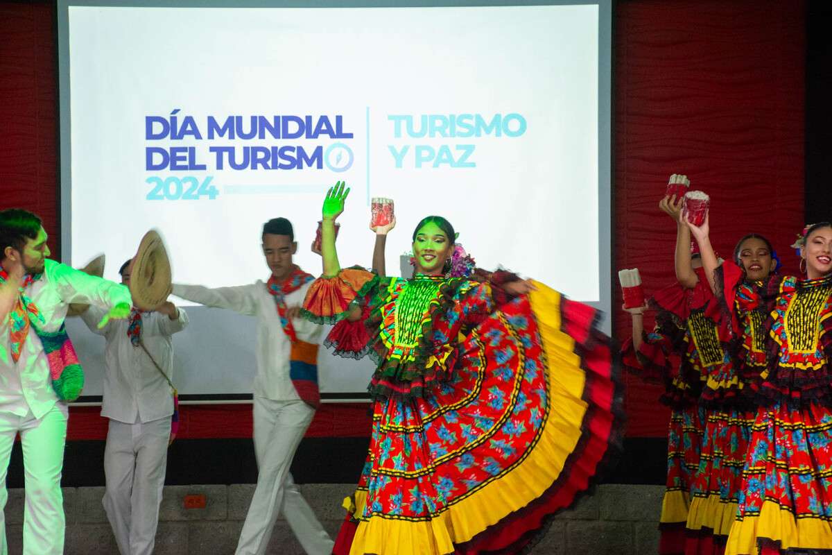 El grupo de danzas de la Casa de la Cultura de Girardot durante una presentación el día mundial del turismo 2024 en el auditorio de la Universidad Piloto de Colombia, en Girardot.