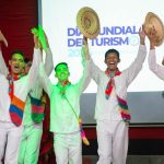 El grupo de danzas de la Casa de la Cultura de Girardot durante una presentación el día mundial del turismo 2024 en el auditorio de la Universidad Piloto de Colombia, en Girardot.