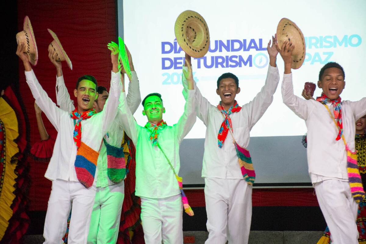 El grupo de danzas de la Casa de la Cultura de Girardot durante una presentación el día mundial del turismo 2024 en el auditorio de la Universidad Piloto de Colombia, en Girardot.