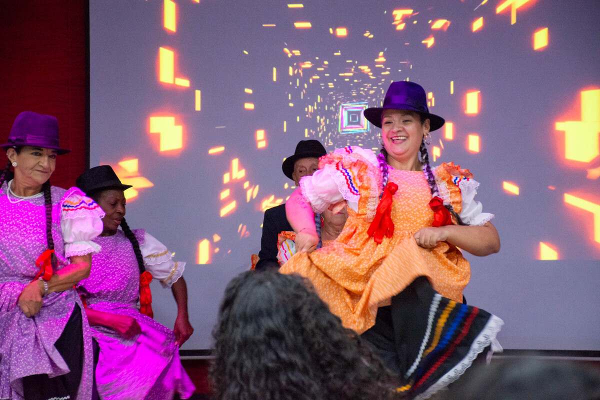 El grupo de danzas de adultos mayores de la casa de la cultura de Girardot durante una presentación el día mundial del turismo 2024 en el auditorio de la Universidad Piloto de Colombia, en Girardot.