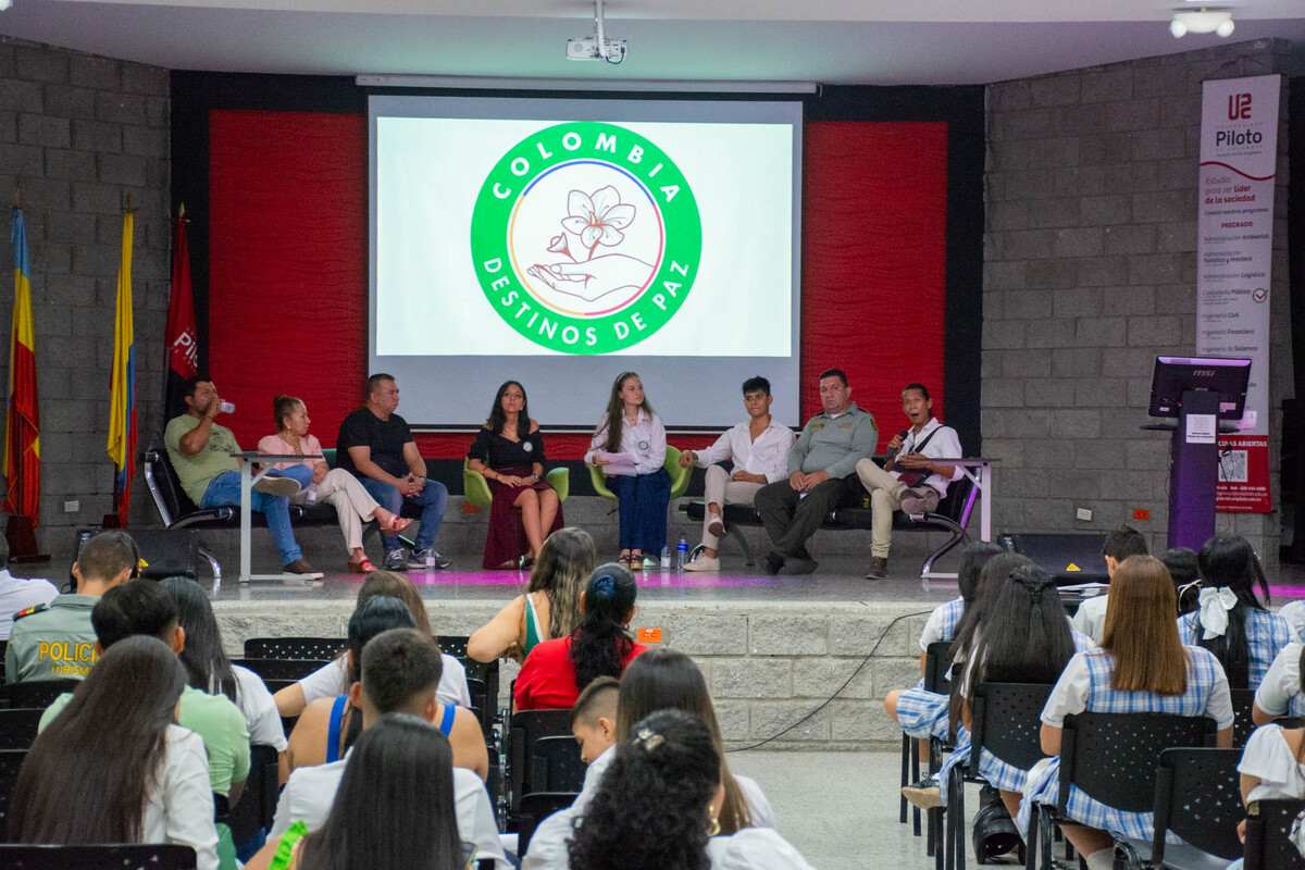 Empresarios y representantes de instituciones públicas, durante la fase de preguntas del conversatorio de Turismo y Paz llevado a cabo el día mundial del turismo 2024 en el auditorio de la Universidad Piloto de Colombia, en Girardot.