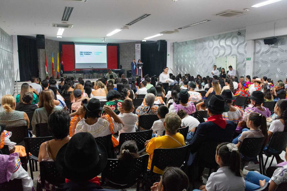 El auditorio lleno durante la celebración del día mundial del turismo 2024 en la Universidad Piloto de Colombia, en Girardot.