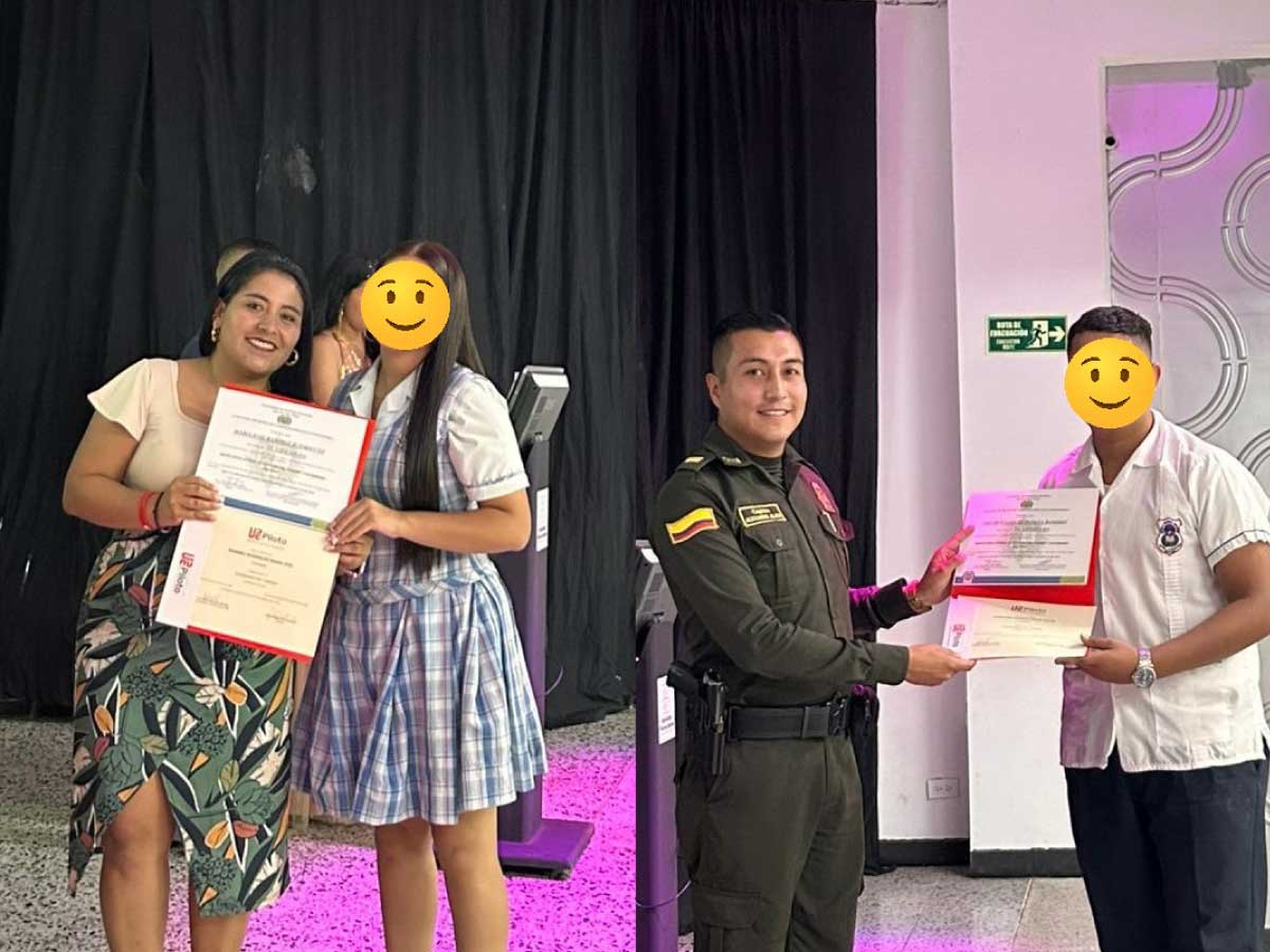 Estudiantes de la Escuela Normal Superior recibiendo su certificado del curso Guardianes del Turismo en su versión 2024.