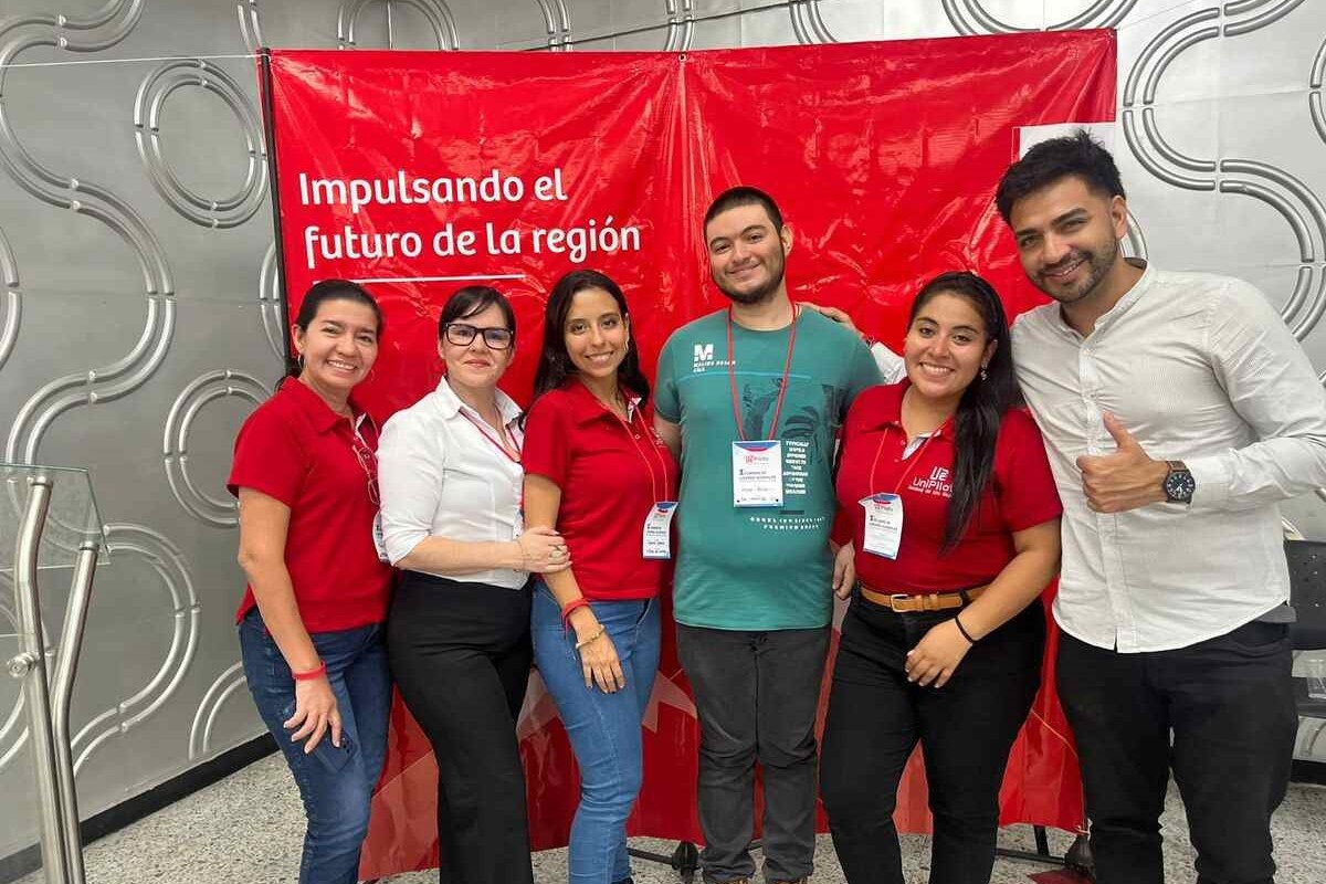 Una foto con parte del equipo organizador de la Cumbre de Líderes Juveniles, en el auditorio de la Universidad Piloto de Colombia, Seccional del Alto Magdalena.