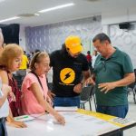 Una fotografía con los asistentes a la Asamblea Popular por la Democracia Energética y la Paz llevada a cabo en la Universidad Piloto de Colombia, en Girardot. Se observan todo en una mesa de trabajo, dialogando.