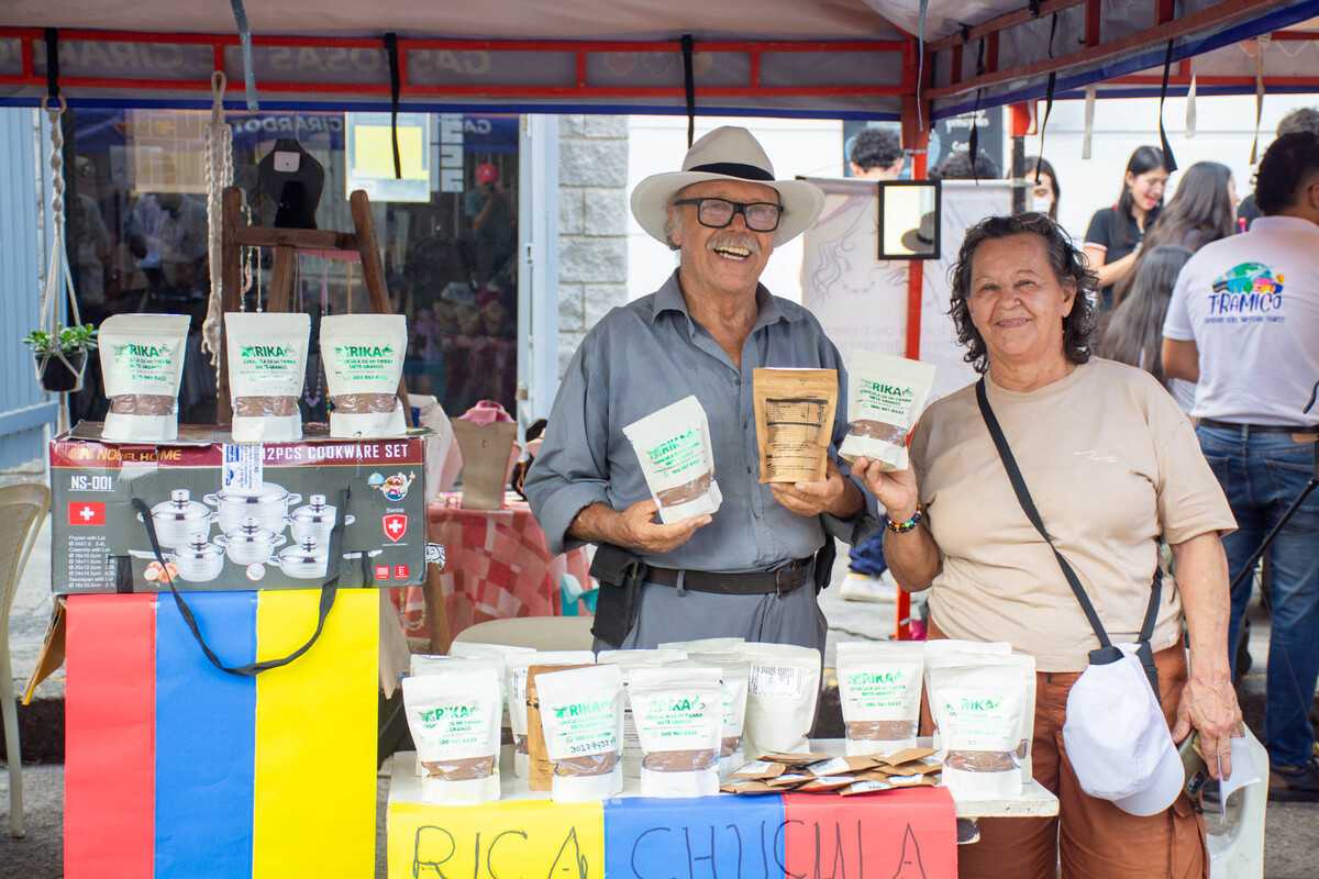 Representantes del emprendimiento “Rika Chucula de mi Tierra” posando junto a su stand en la 2.ª Feria Empresarial del Alto Magdalena, organizada por la Universidad Piloto de Colombia en Girardot.