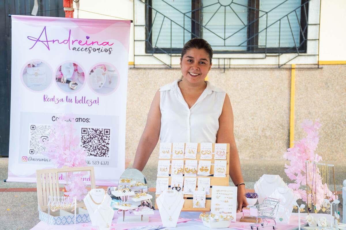 Representantes del emprendimiento “Andreína Accesorios” posando junto a su stand en la 2.ª Feria Empresarial del Alto Magdalena, organizada por la Universidad Piloto de Colombia en Girardot.