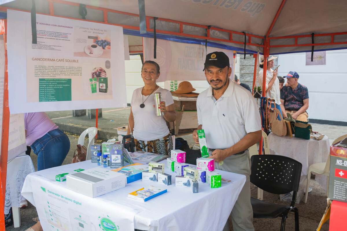 Representantes de “HGW” posando junto a su stand en la 2.ª Feria Empresarial del Alto Magdalena, organizada por la Universidad Piloto de Colombia en Girardot.