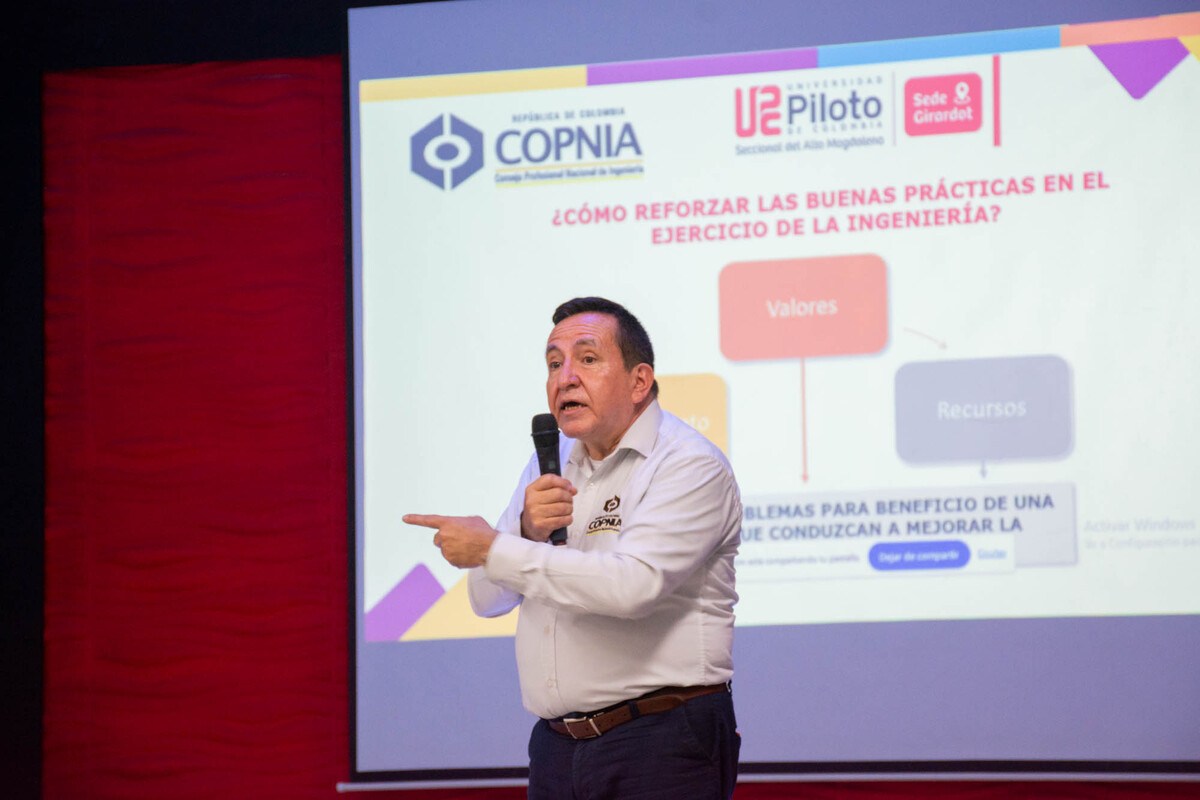 Primer plano del Ingeniero Rubén Darío Ochoa expresando con entusiasmo su reflexión sobre la ética profesional durante el foro en la Universidad Piloto de Colombia.