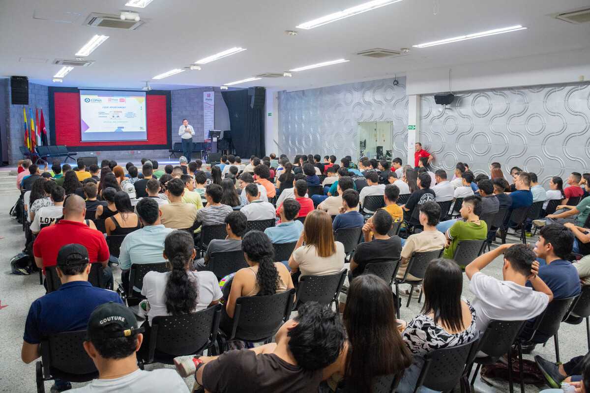 Vista general del auditorio lleno mientras el Ingeniero Rubén Darío Ochoa ofrece su charla sobre ética en la ingeniería, en el 3° Foro de Ética 2024.