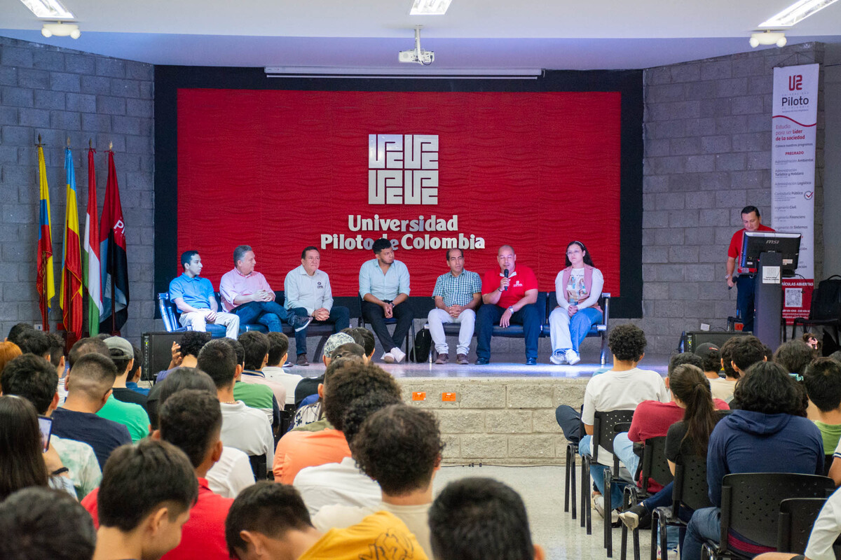 Panel de invitados del 3° Foro de Ética en la Ingeniería debatiendo con gran energía sobre los desafíos éticos en la profesión, moderado por el docente Jesús Flaminio Ospitia.