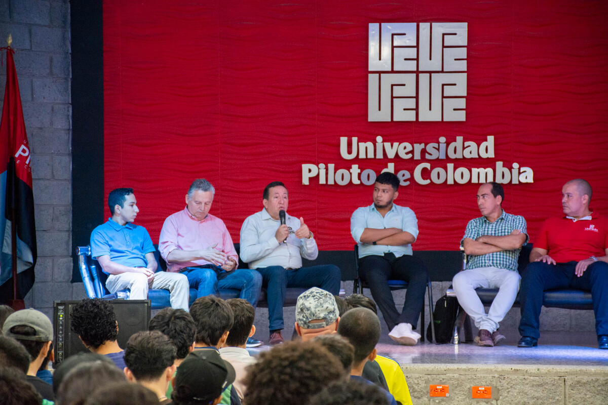 Panel de invitados del 3° Foro de Ética en la Ingeniería debatiendo con gran energía sobre los desafíos éticos en la profesión, moderado por el docente Jesús Flaminio Ospitia.