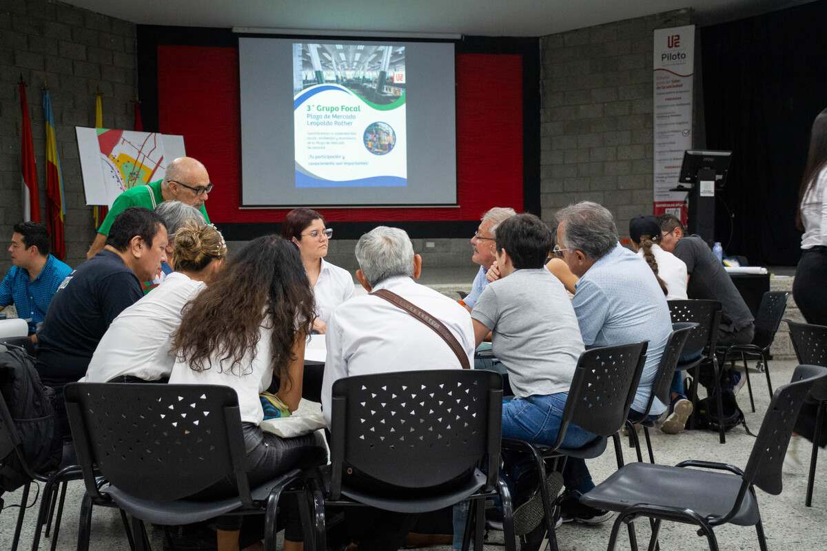 Participantes del tercer grupo focal de la Universidad Piloto de Colombia en Girardot, dialogan activamente en una mesa de trabajo sobre las oportunidades de la Plaza de Mercado Leopoldo Rother.