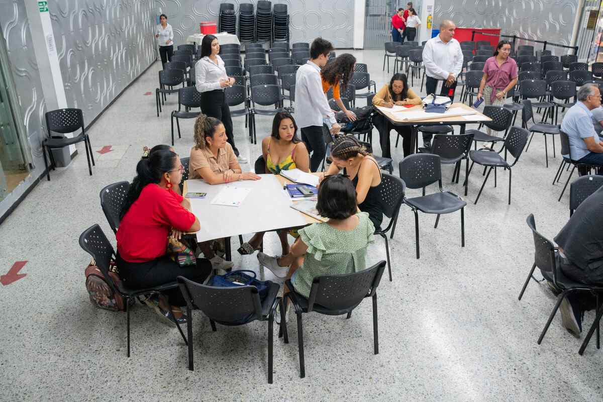 Vista general de la mesa de trabajo en el tercer grupo focal de la Universidad Piloto de Colombia, donde los actores sociales discuten el desarrollo de la Plaza de Mercado en Girardot.